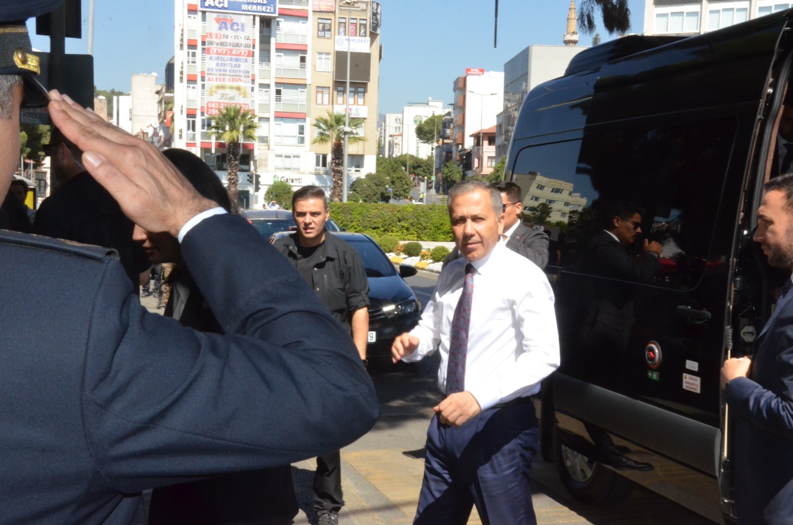 Bakan Yerlikaya, Aydın’da Cuma namazı kıldı