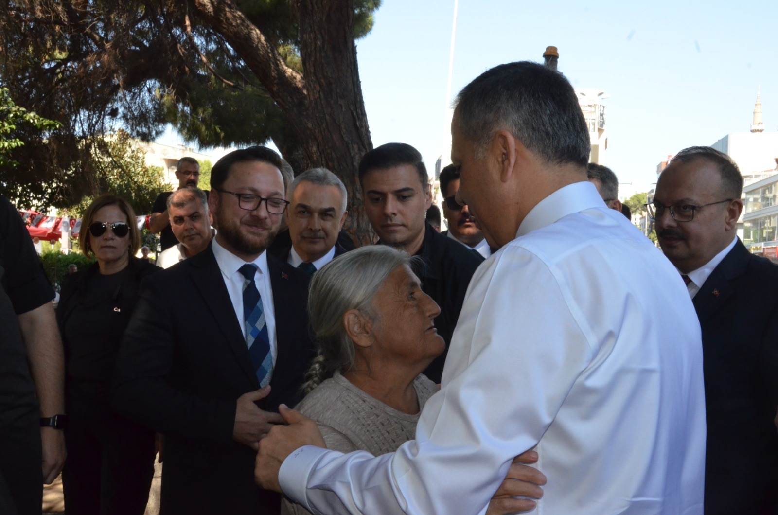 Bakan Yerlikaya, Aydın’da Cuma namazı kıldı