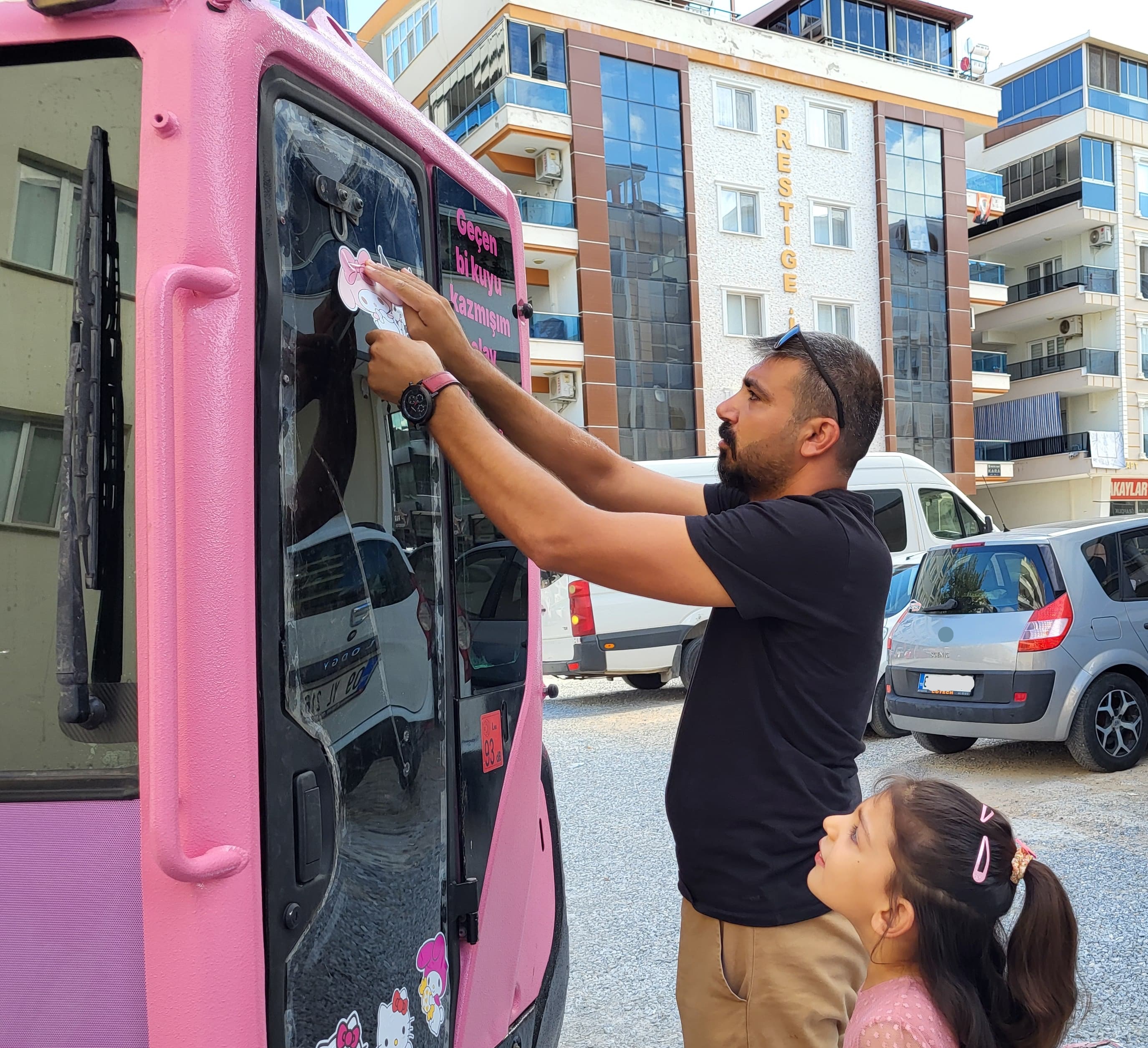 Kızının isteğini kıramadı: Kepçesini pembe renge boyadı