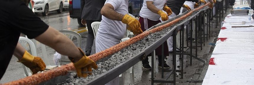 Akıllara durgunluk veren kebap! Tam 2,5 kilometre uzunluğunda