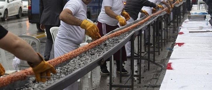 Akıllara durgunluk veren kebap! Tam 2,5 kilometre uzunluğunda