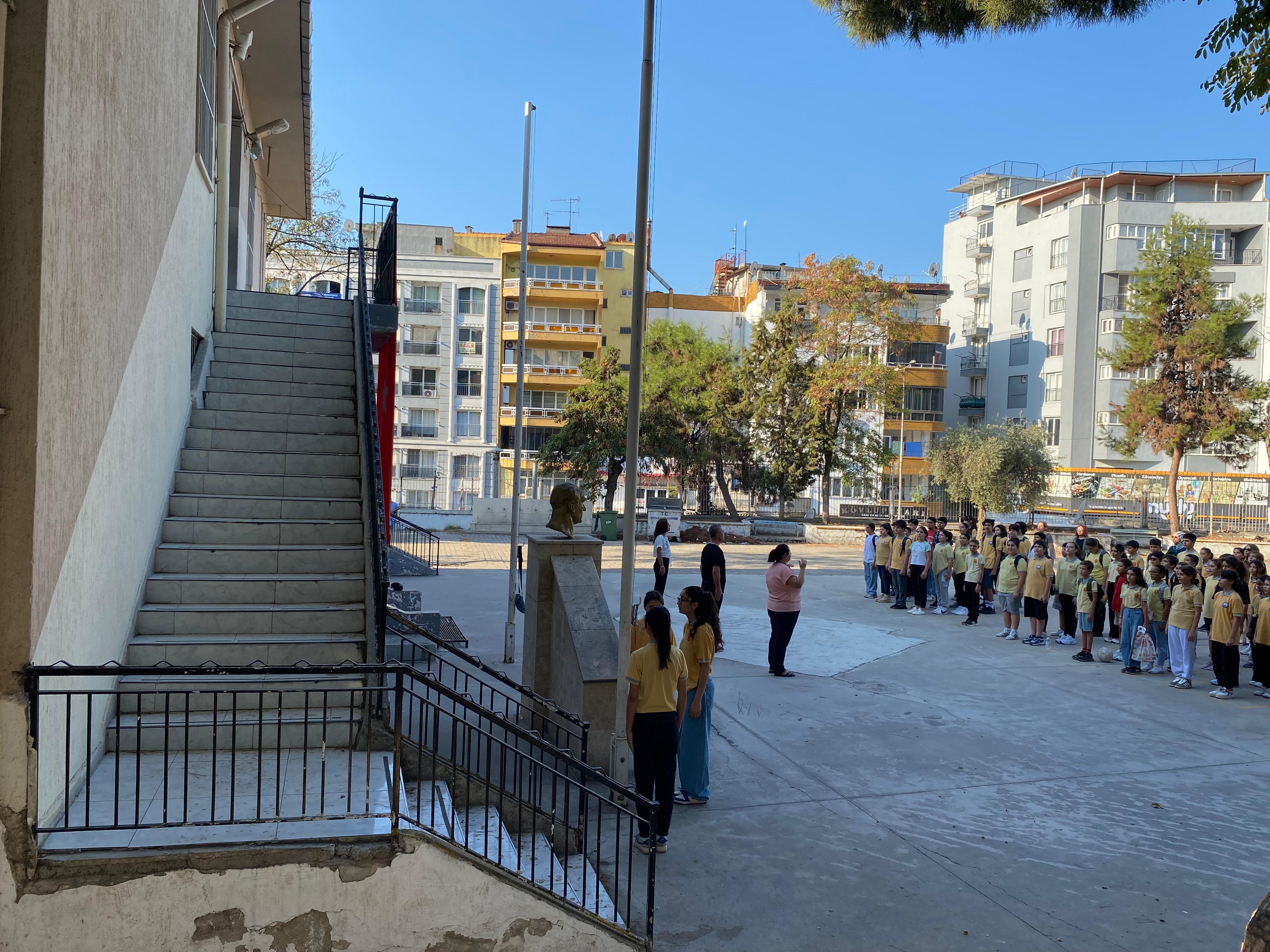 Aydın’da öğrenciler şehitler için ‘İstiklal Marşı’ okudu