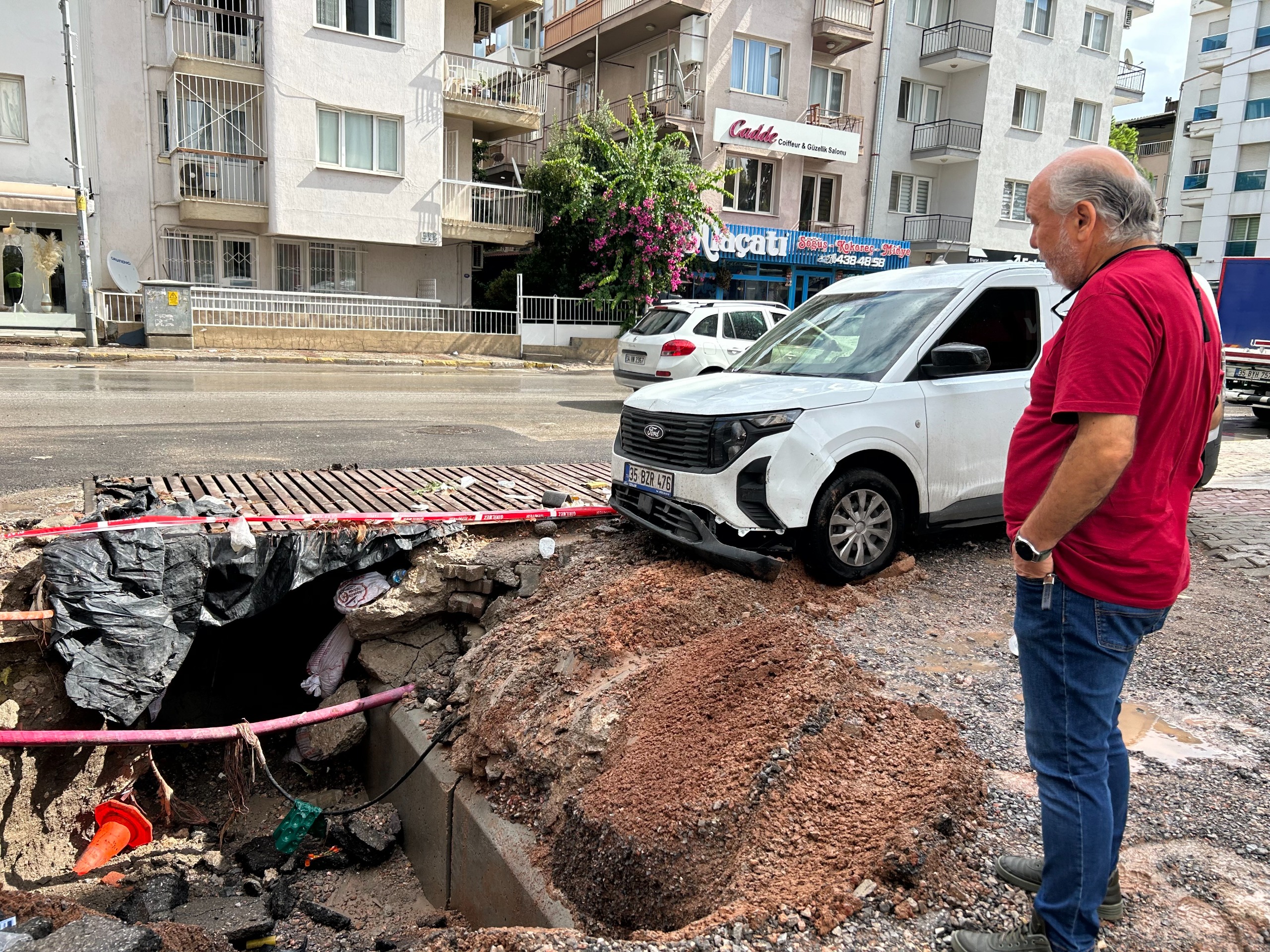 Sağanak yağış yüzünden yol göçtü: 1 araç yolun içine düştü