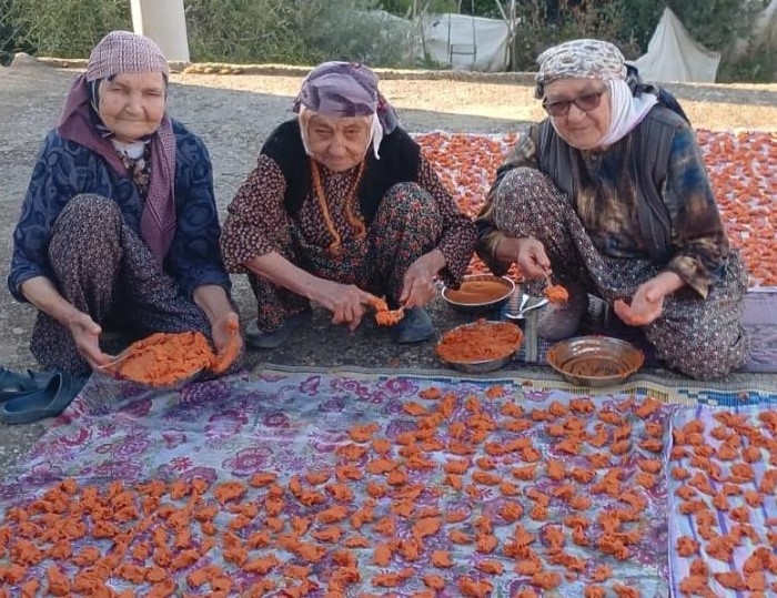 90 yaşındaki 3 komşu şaşkına çeviriyor! Uzun yaşam sırları bakın neymiş