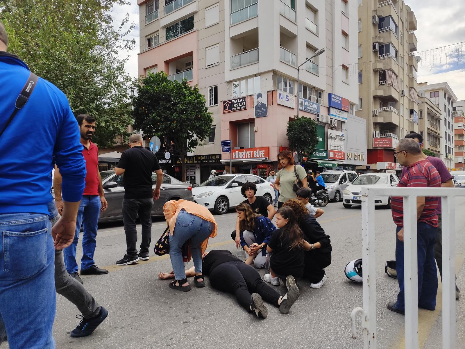 Nazilli’de panik yapan motosikletli kaza yaptı