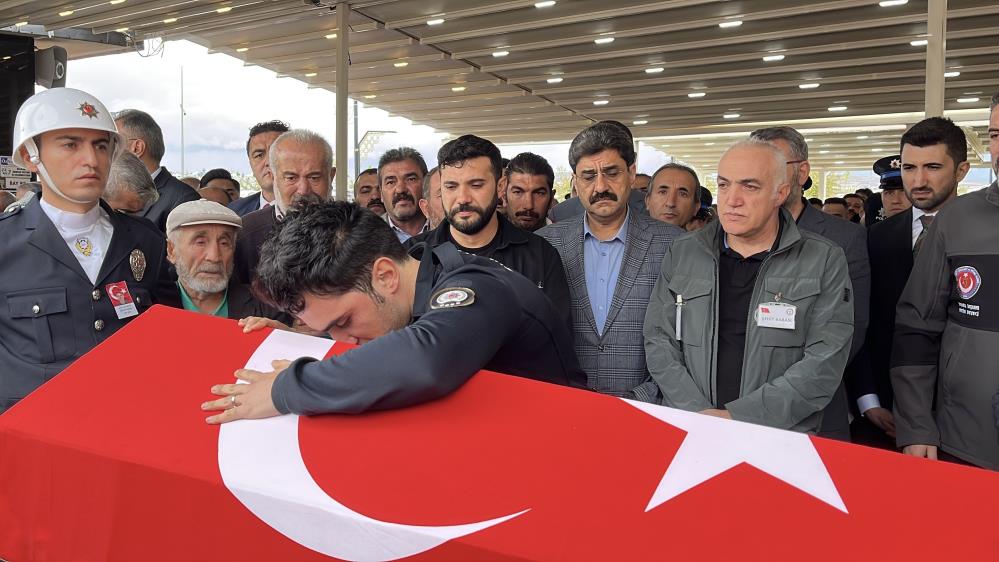 Polis memuru telsizdeki anonsla kahroldu! Başından aşağıya kaynar sular döküldü 