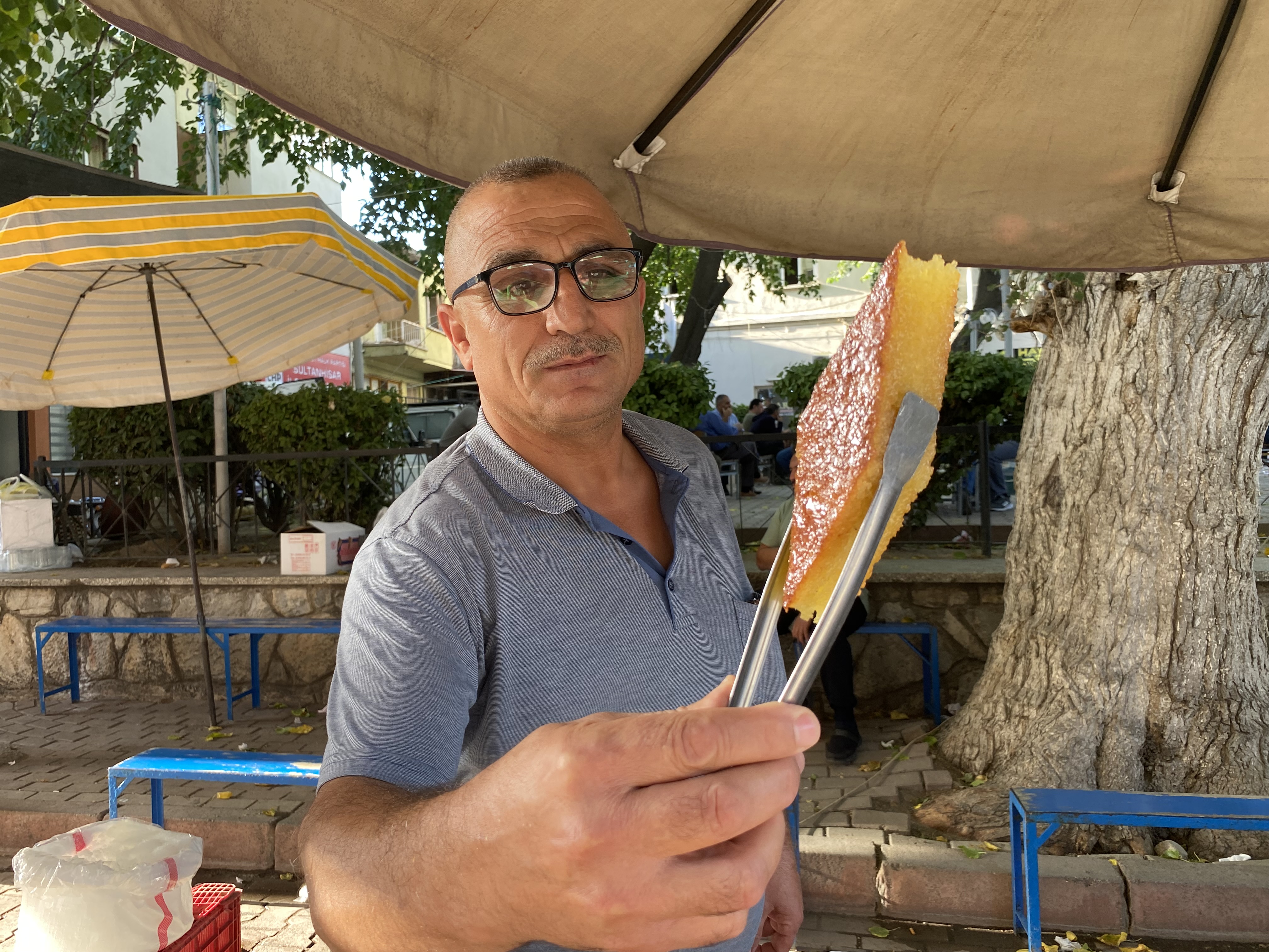 43 yıldır tarihi yaşatıyor; Tarihi şambali tatlısı bu pazarda satılıyor