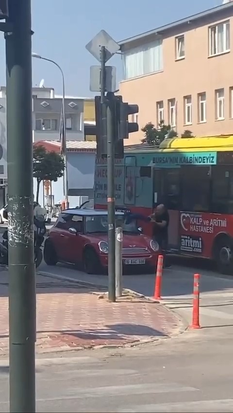 Cezaya kızıp lüks aracını parçaladı! Polislerin gözü önünde çılgına döndü 