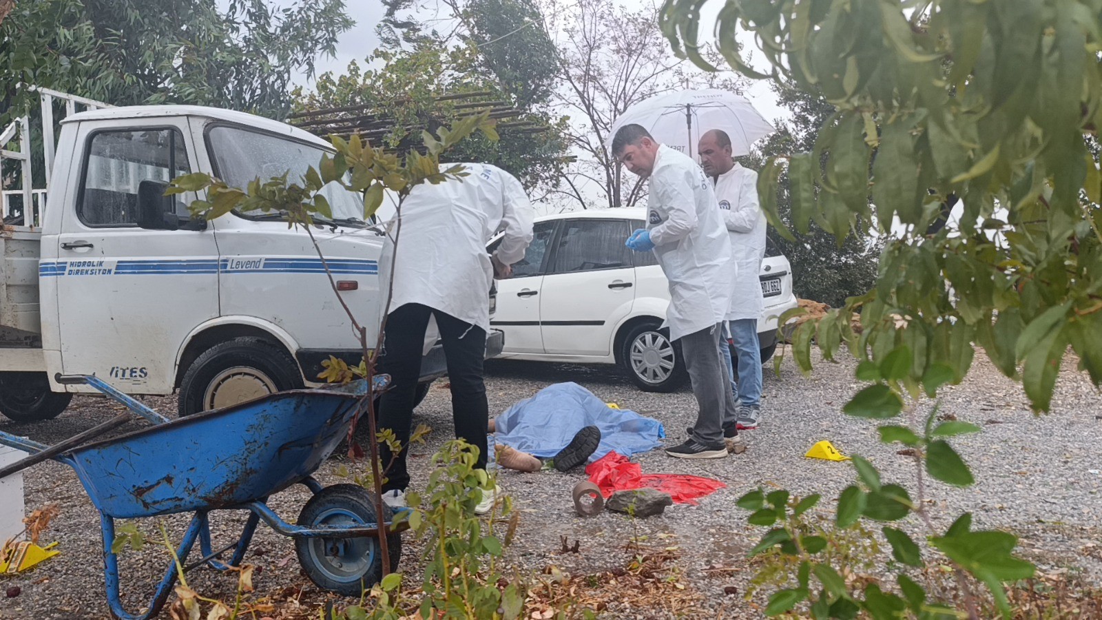 Evinin avlusunu kan gölüne çevirdi! Av tüfeğiyle eşini öldürüp ardından kalbine sıktı 