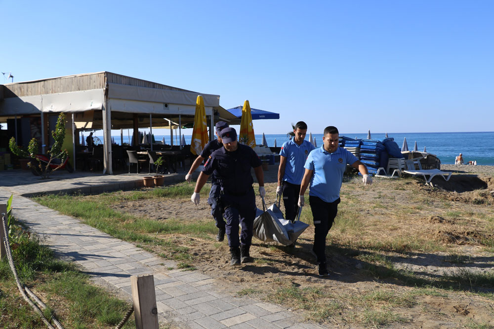 Cesedin yanında deniz keyfi yaptılar! Böyle duyarsızlık görülmedi