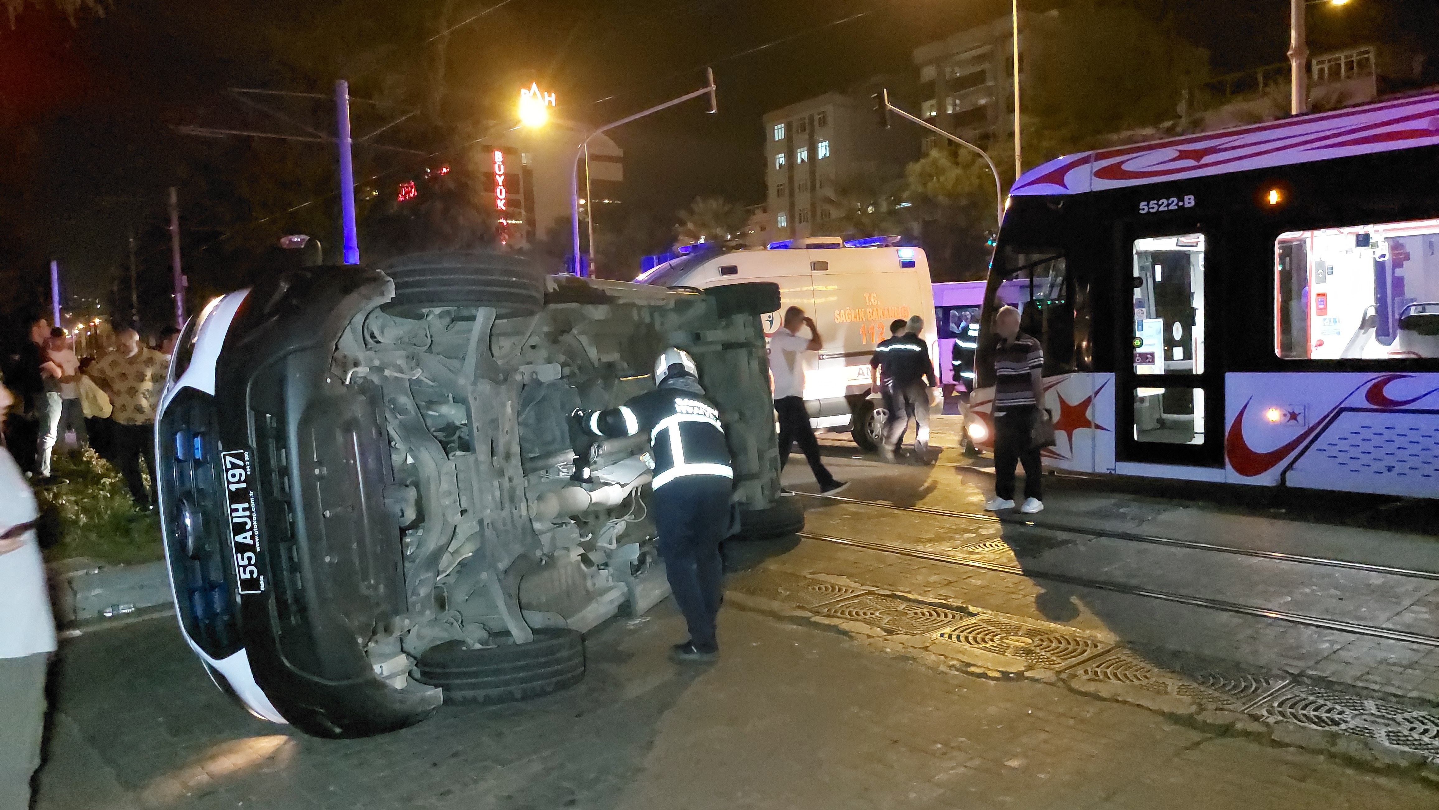 Ambulans kazaya karıştı: 4 sağlık çalışanı yaralandı 