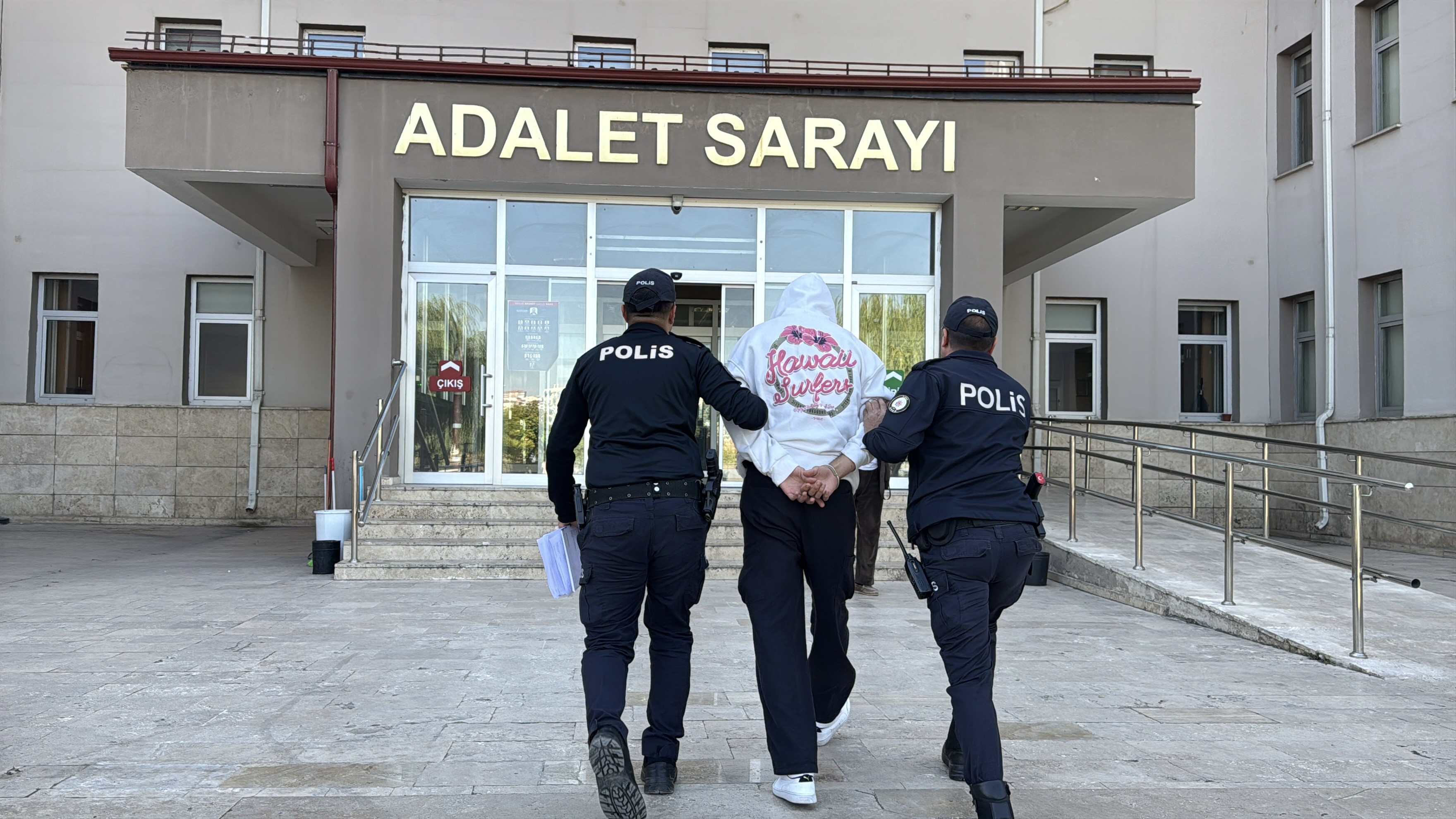 KYK kız yurdunda şüpheli erkek alarmı! Emniyet güçleri yurda akın etti