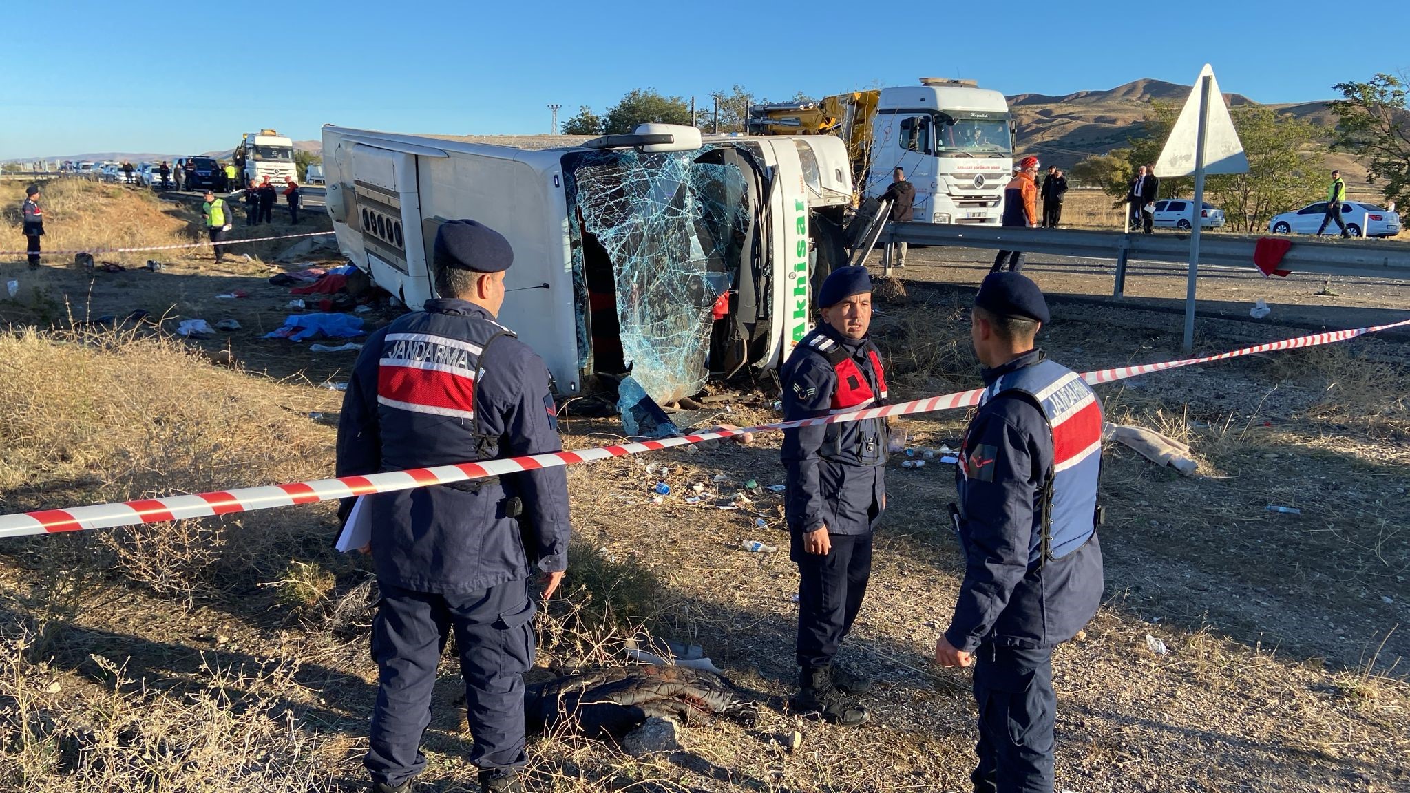 Korkunç kaza! Yolcu otobüsü devrildi: 6 ölü, 20 yaralı