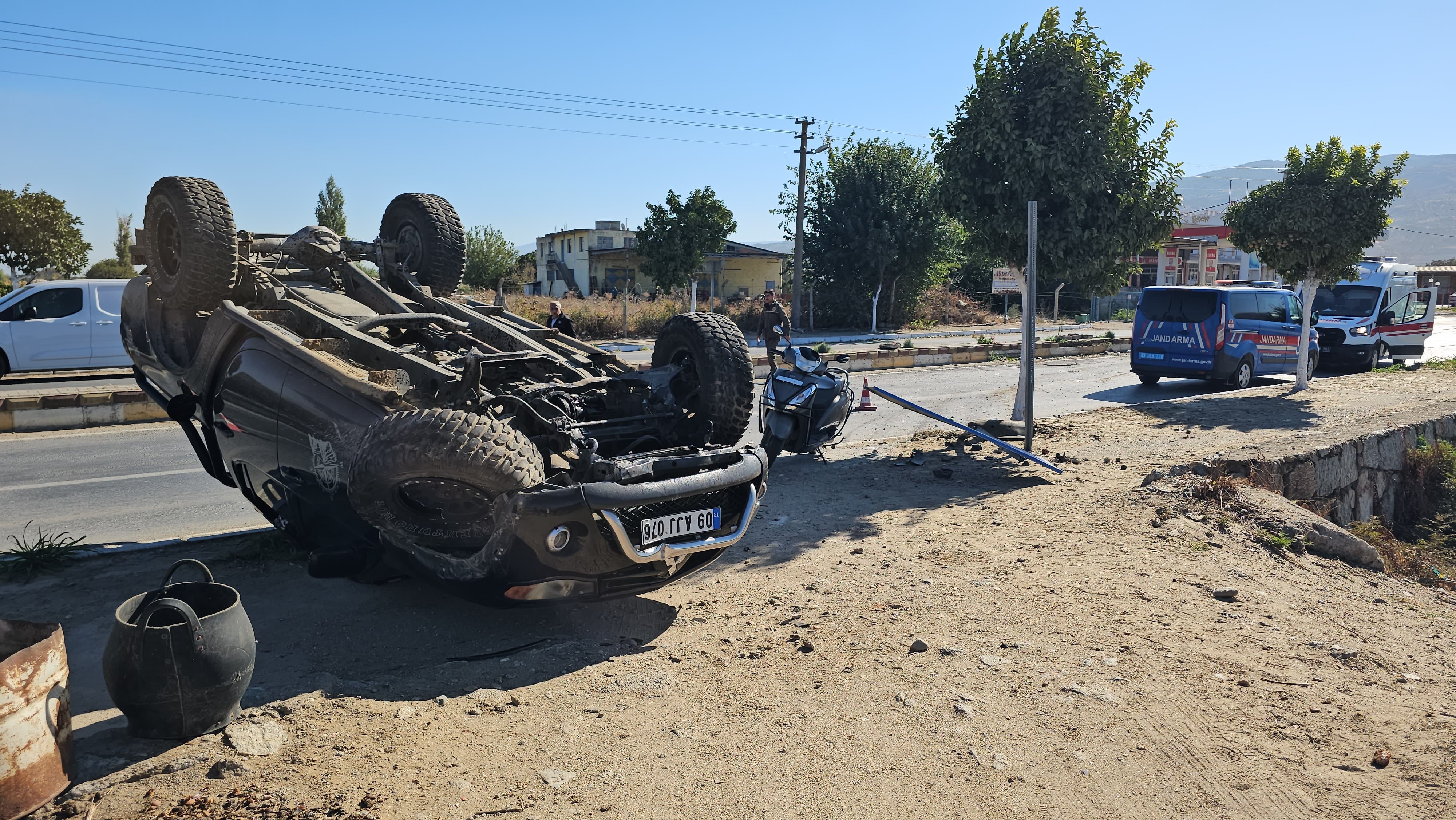 Aydın’da feci kaza! Refüje çarpan kamyonet takla attı