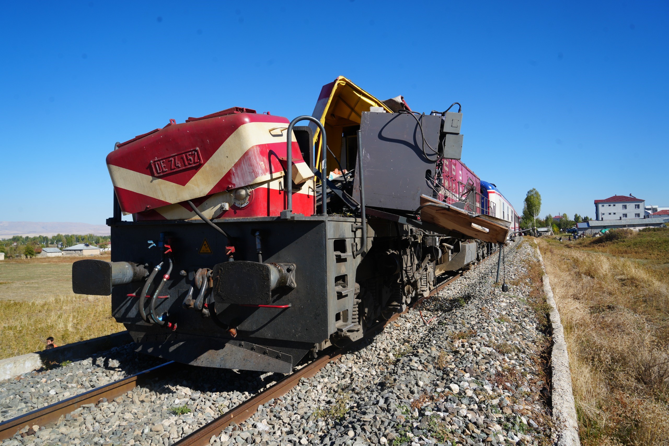 Yolcu treni kaza yaptı! Makinist öldü yaralılar var