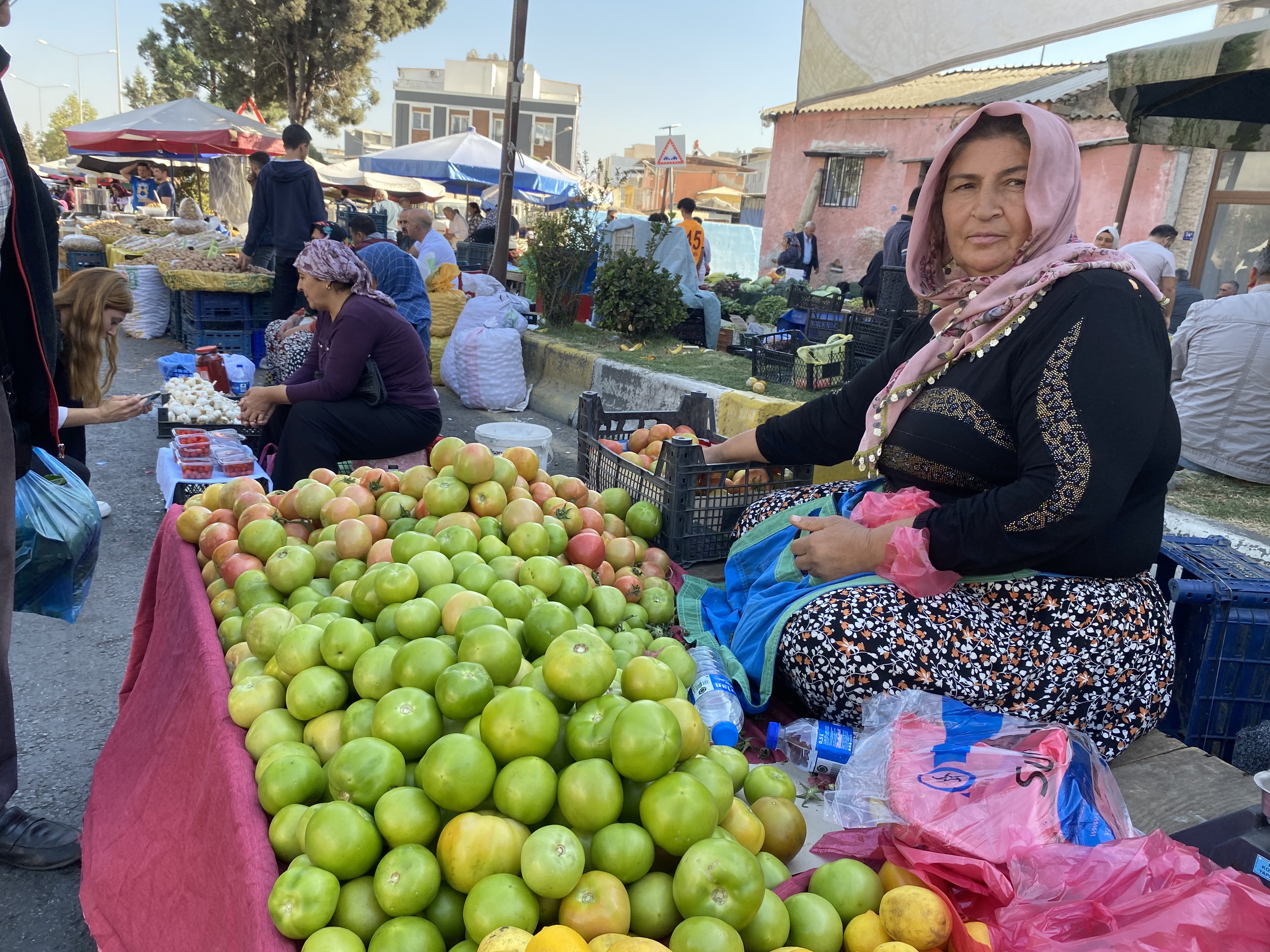 Anne oğul pazarda satış yapıyor: “Acarlar Ege’nin göz bebeği”