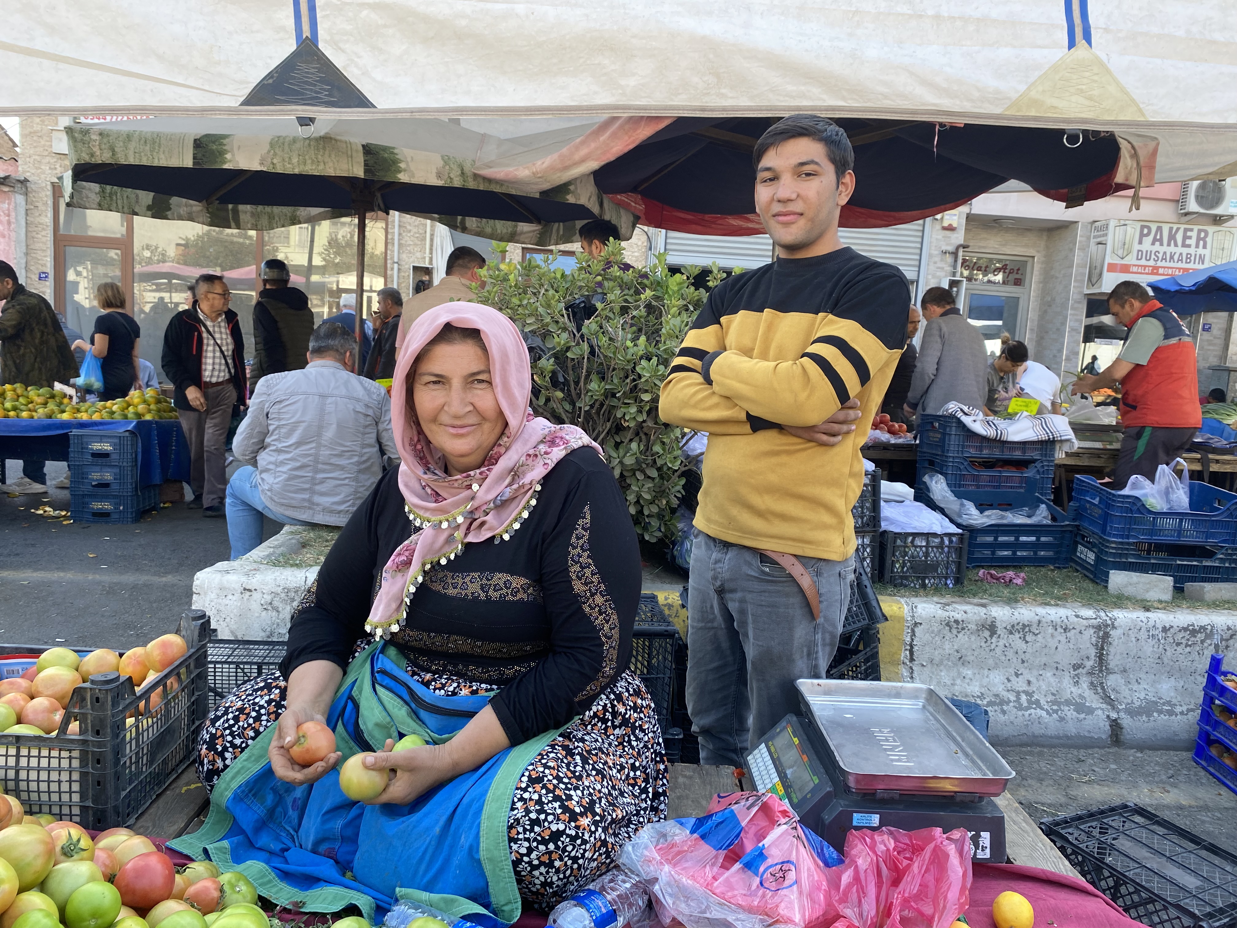 Anne oğul pazarda satış yapıyor: “Acarlar Ege’nin göz bebeği”