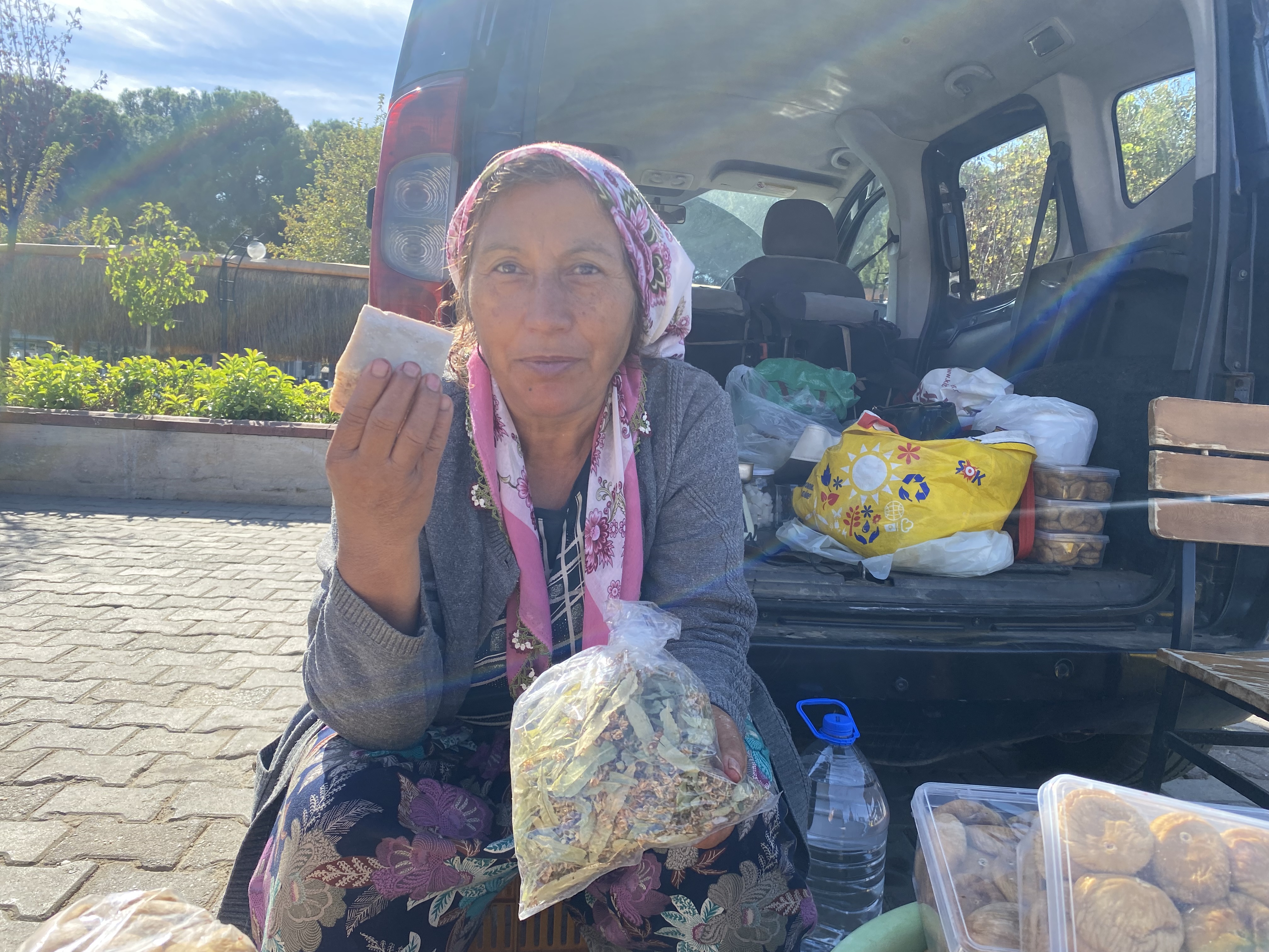 Germencik pazarında doğal ürünleriyle dikkat çekiyor