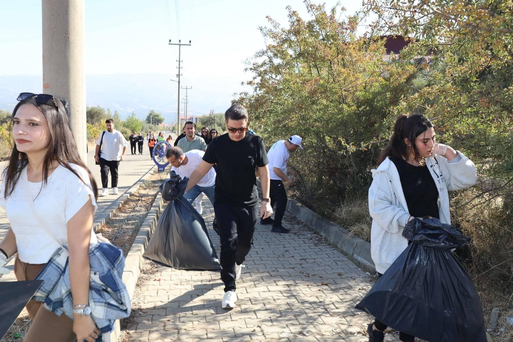 Kaymakam Gündoğdu temiz bir Karacasu için çöp topladı 