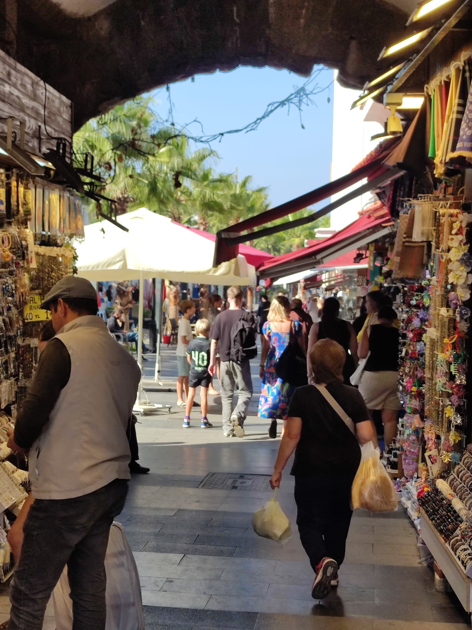 Kuşadası’nda turizm yoğun olsa da işler kesat! “Kuşadası esnafı olarak şikayetçiyiz” 