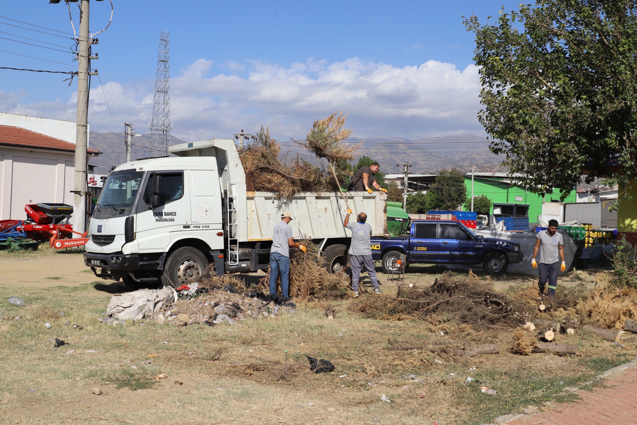 Nazillide 87Yil Hazirliklari Devam Ediyor Gidi Gidi Yolu Temizlendi 509791 886Df437A83Bd4Ec6Decab55434208A2