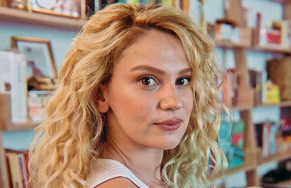 Farah Zeynep Abdullah Altın Portakal’da ödülünü kadınlara adadı