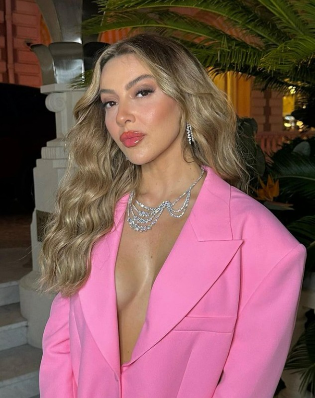 Hadise, açtı ağzını yumdu gözünü: “Allah Belalarını versin!”  