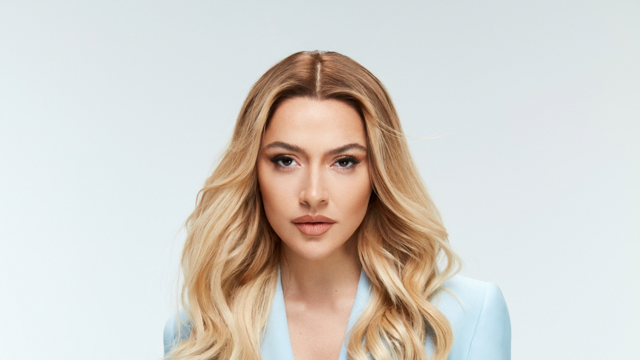 Hadise, açtı ağzını yumdu gözünü: “Allah Belalarını versin!”  