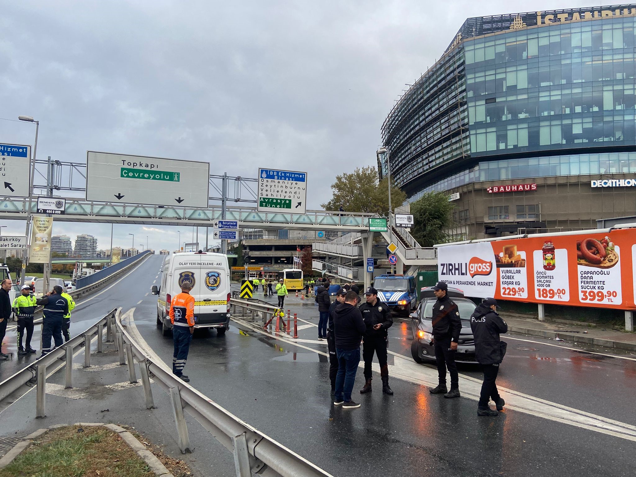 Belediye otobüsü polislerin arasına daldı! Polis memuru feci kazada şehit oldu