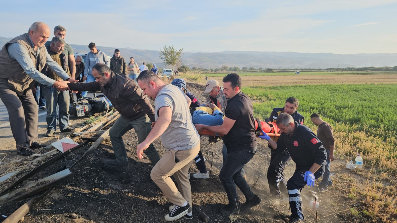 Aynı anda iki kaza! Otomobil ve motosiklet bariyerlere çarptı