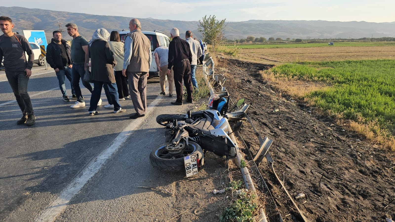 Aynı anda iki kaza! Otomobil ve motosiklet bariyerlere çarptı