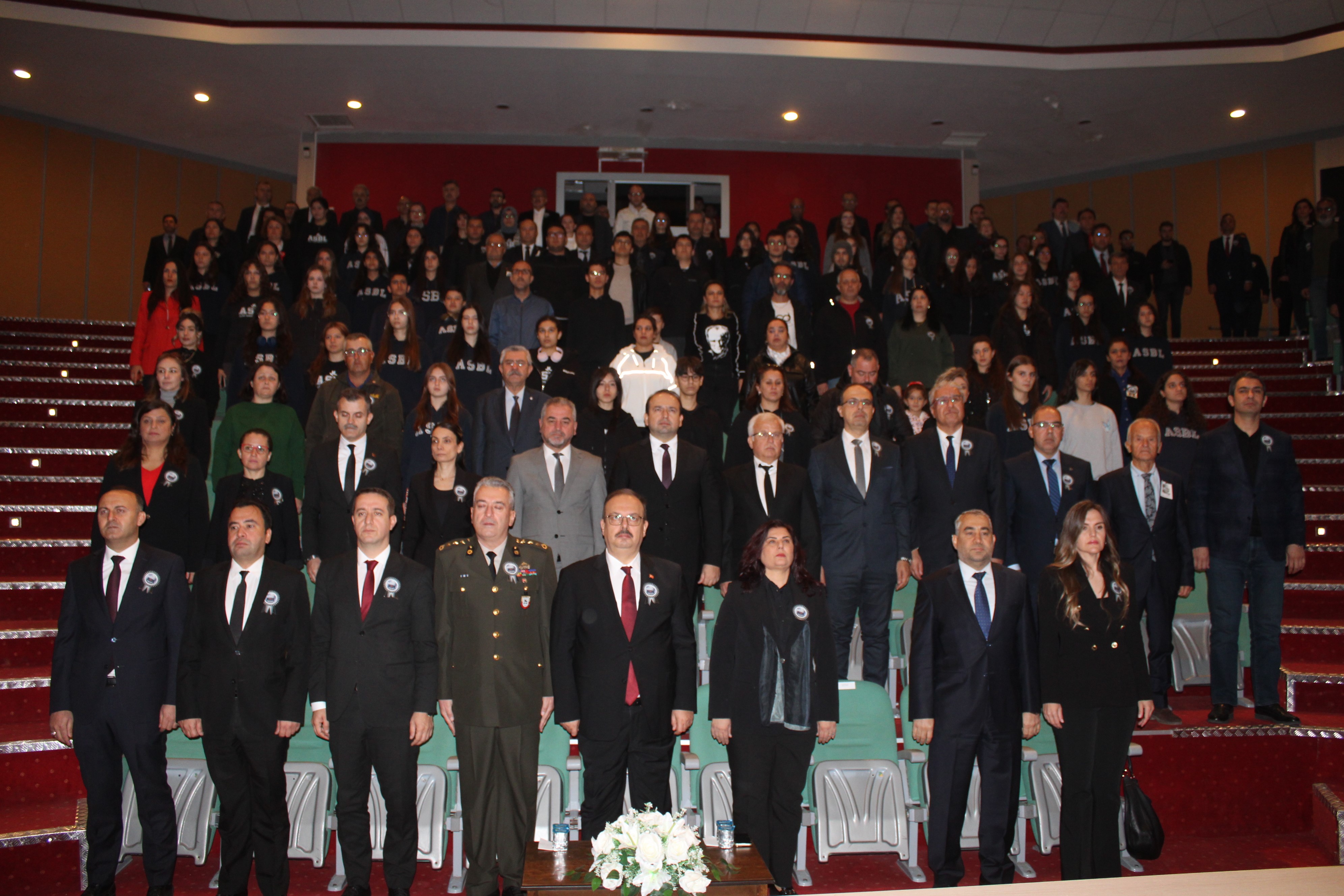 Öğrenciler uzun süre alkışlandı! Törende duygusal anlar yaşandı