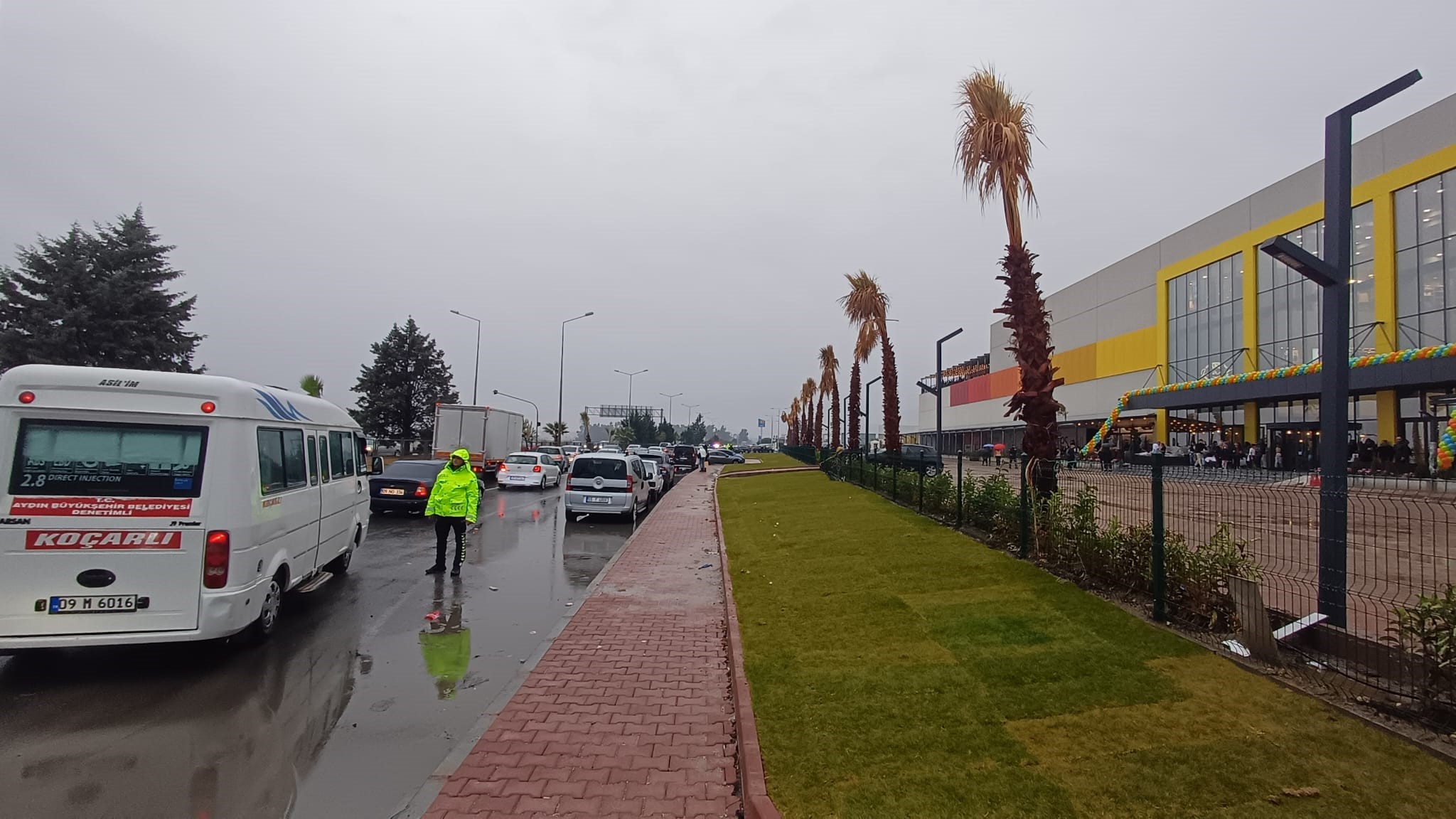 Aydın’da AVM yoğunluğu! Trafik kilitlendi, ilk gün çile günü oldu