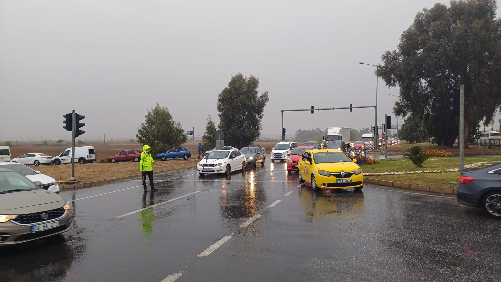 Aydın’da AVM yoğunluğu! Trafik kilitlendi, ilk gün çile günü oldu