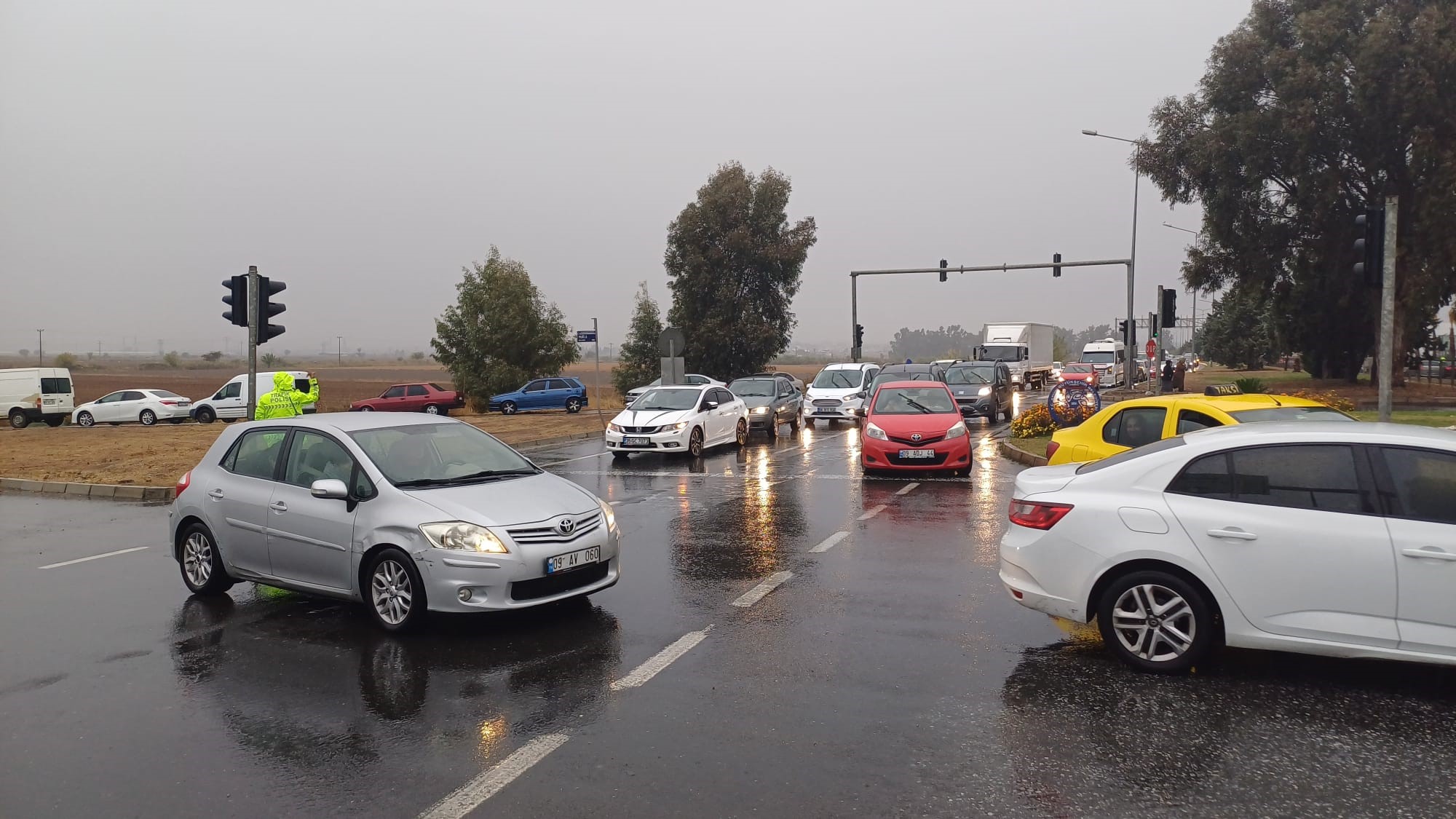 Aydın’da AVM yoğunluğu! Trafik kilitlendi, ilk gün çile günü oldu