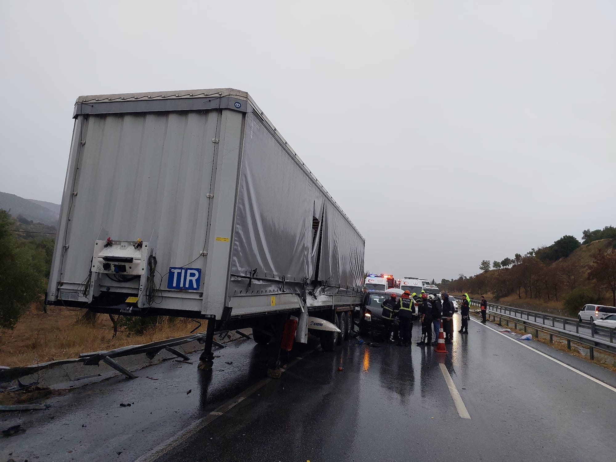 Aydın’da zincirleme kaza: 1’i polis 5 yaralı 