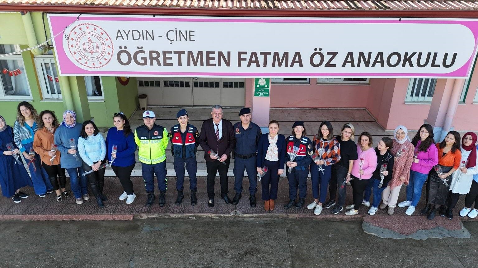 Aydın’da jandarma ekipleri Öğretmenler Günü’nü kutladı