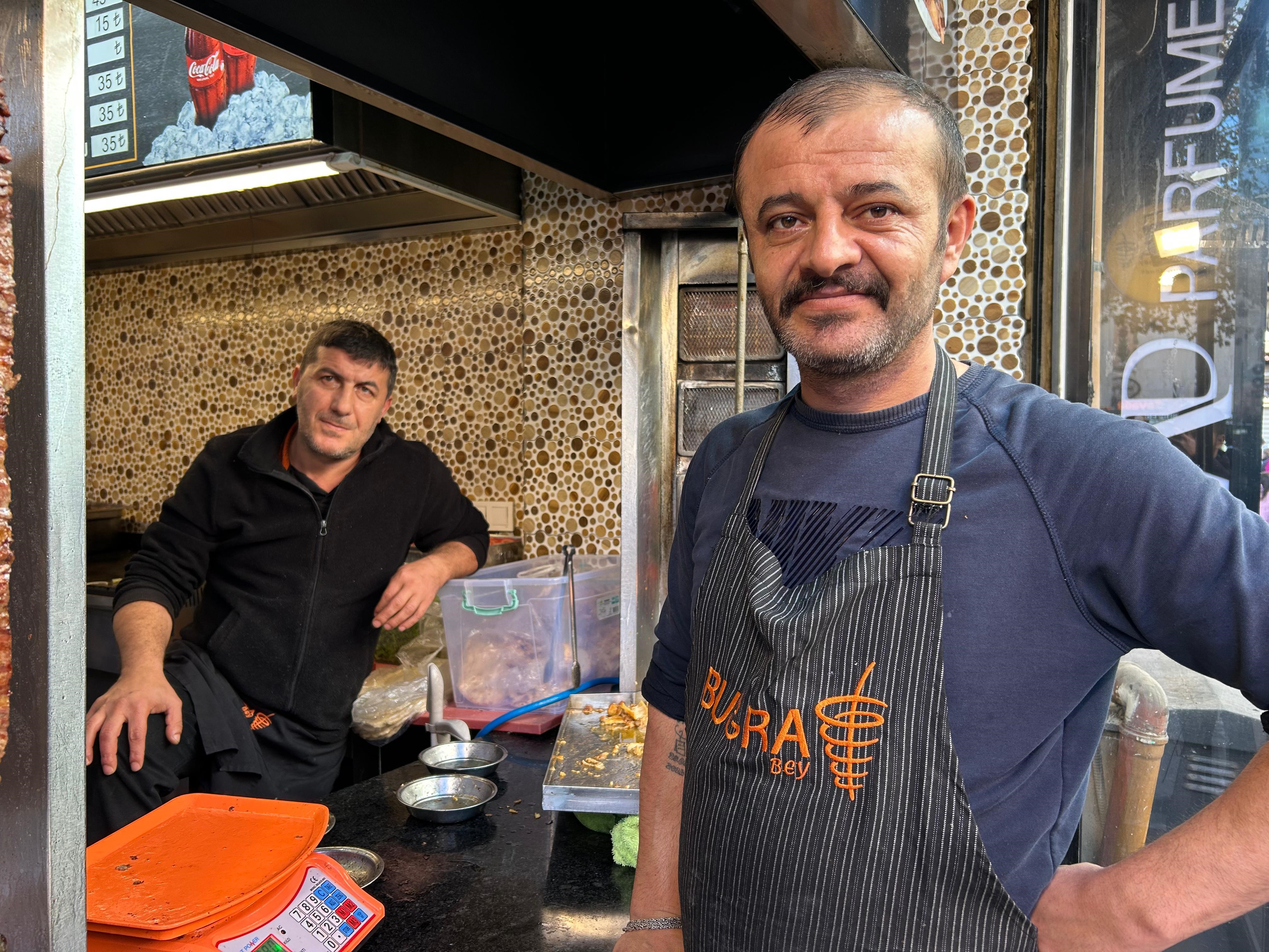 Genç kadına çelme takan şahıs meydan dayağı yedi! O anlar kameralara yansıdı 