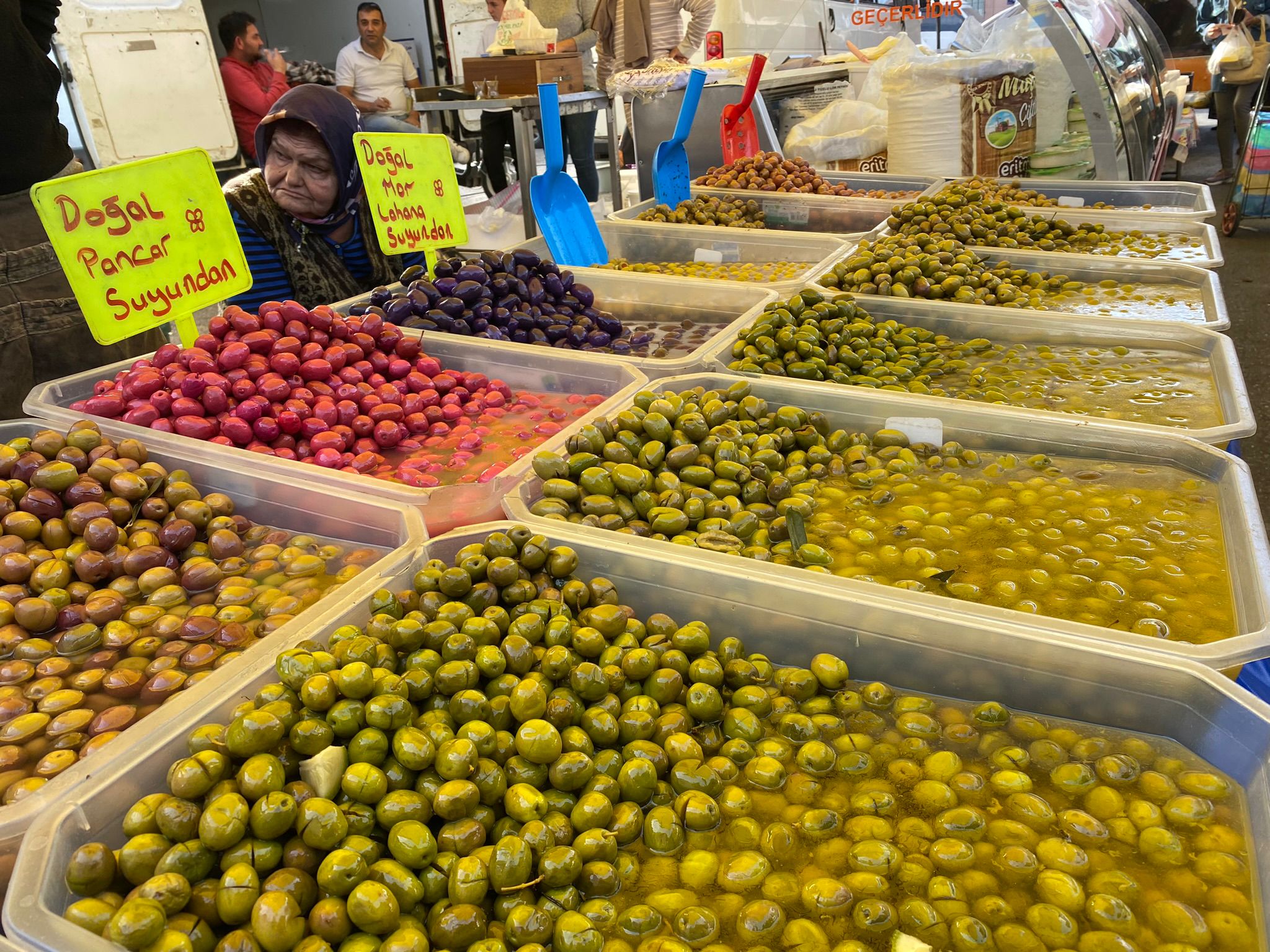 Aydın pazarında renkli zeytin satılıyor: Sarı- kırmızı zeytin de geliyor