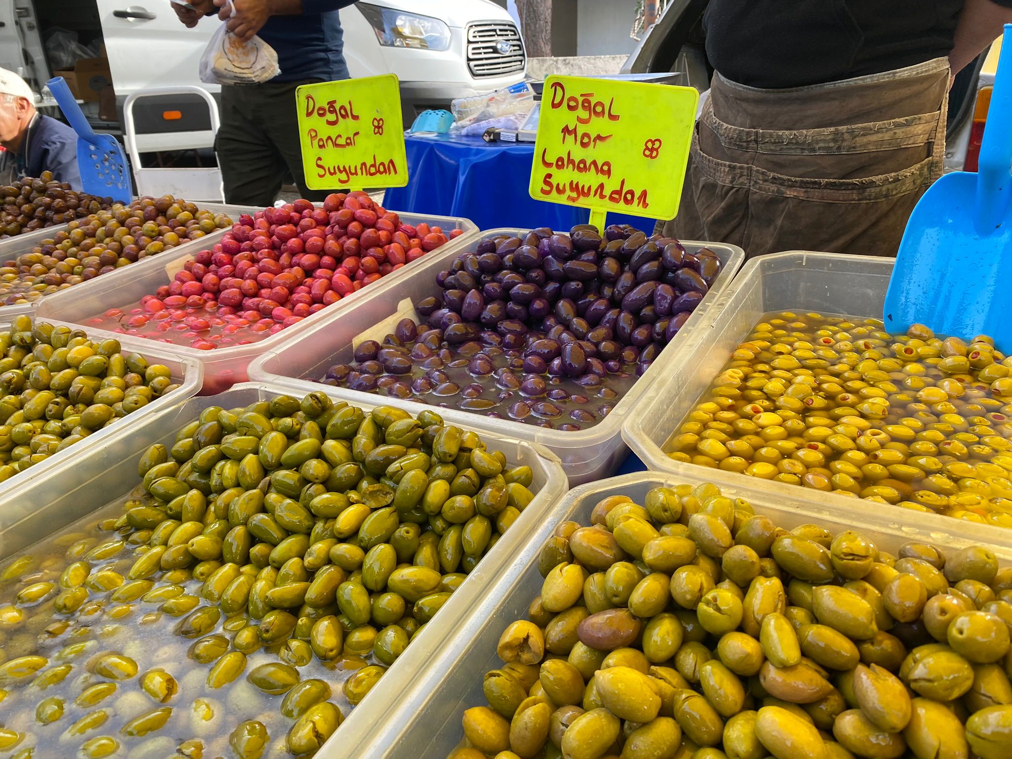 Aydın pazarında renkli zeytin satılıyor: Sarı- kırmızı zeytin de geliyor