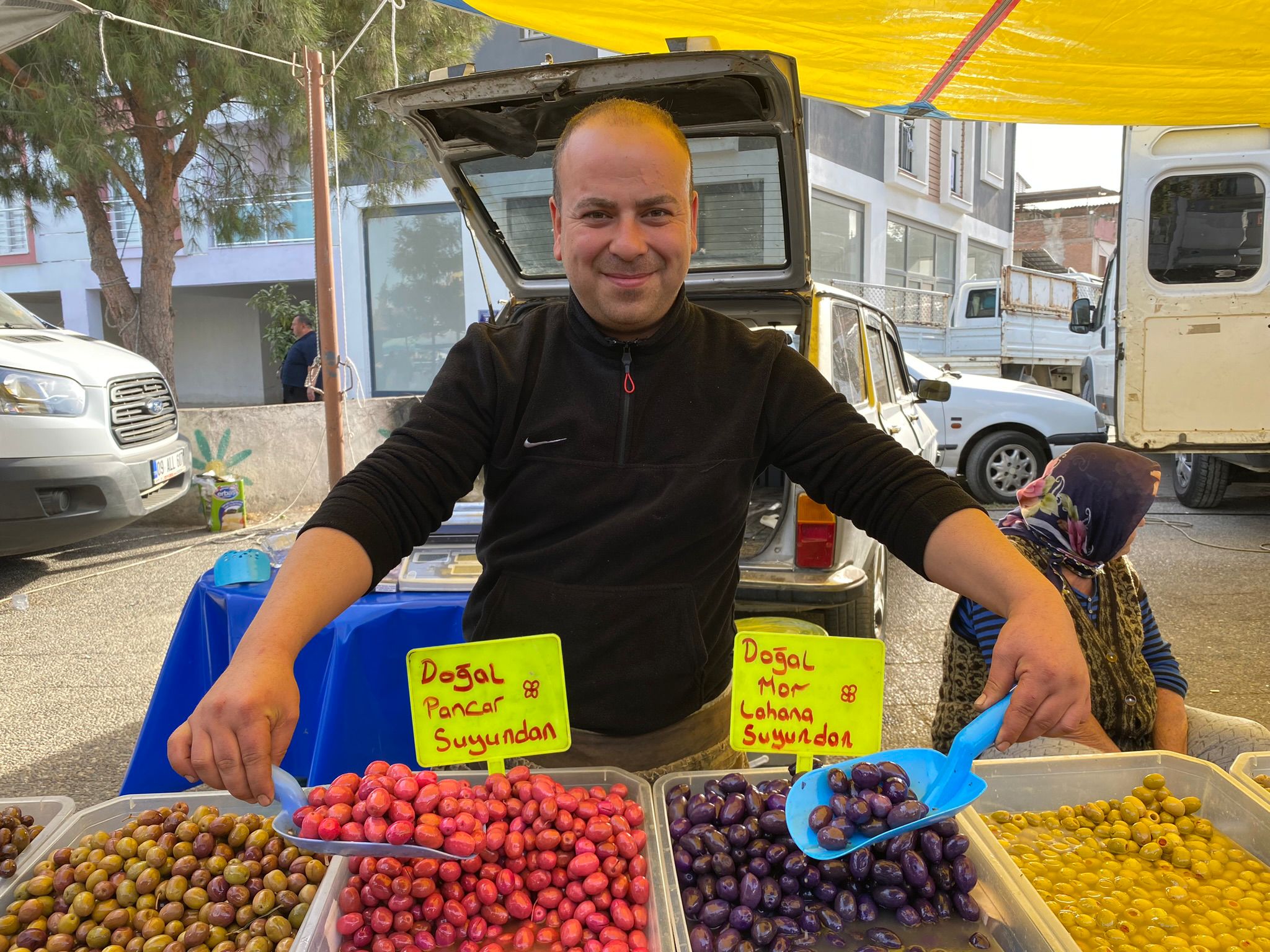 Aydın pazarında renkli zeytin satılıyor: Sarı- kırmızı zeytin de geliyor