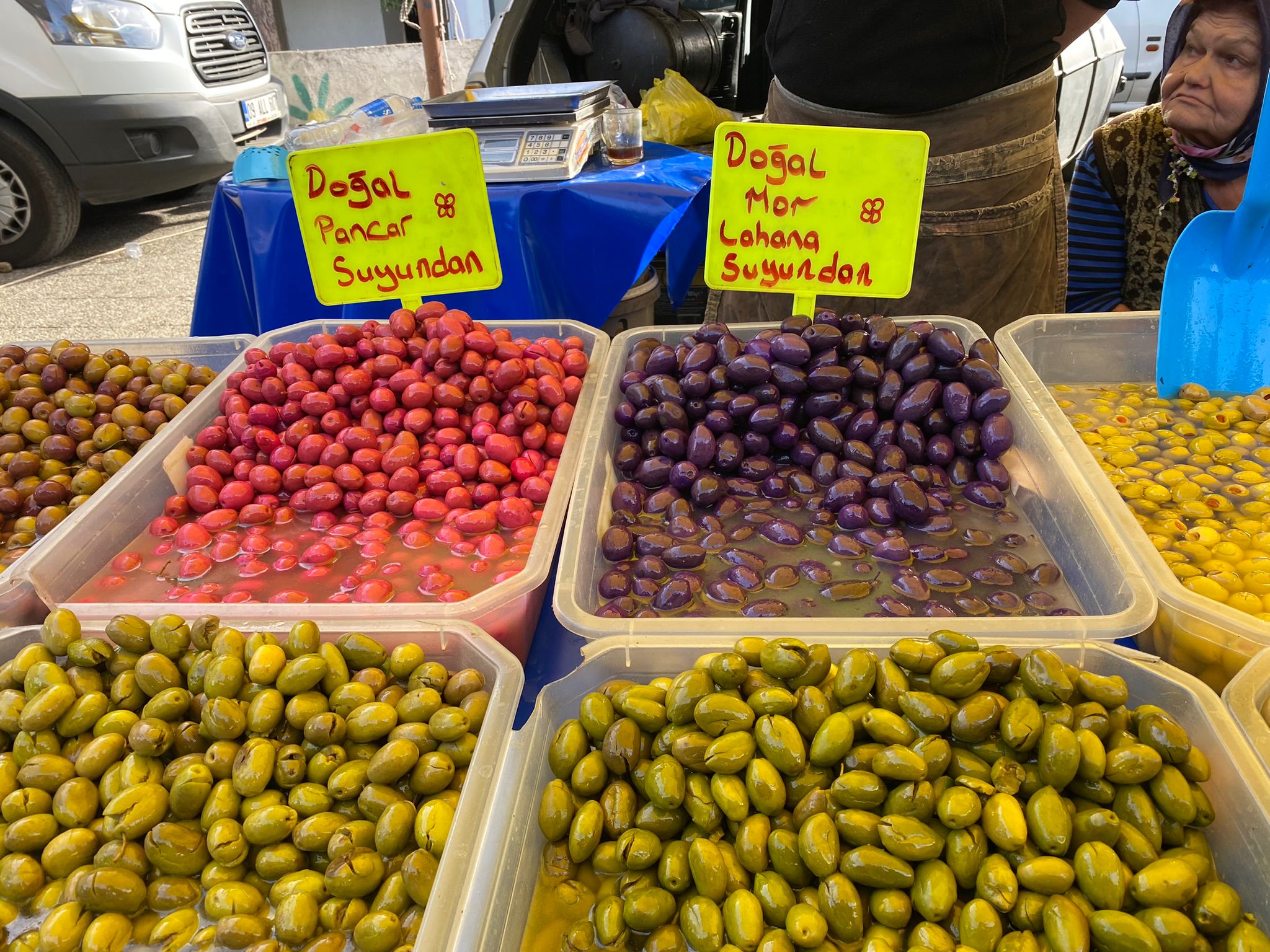 Aydın pazarında renkli zeytin satılıyor: Sarı- kırmızı zeytin de geliyor