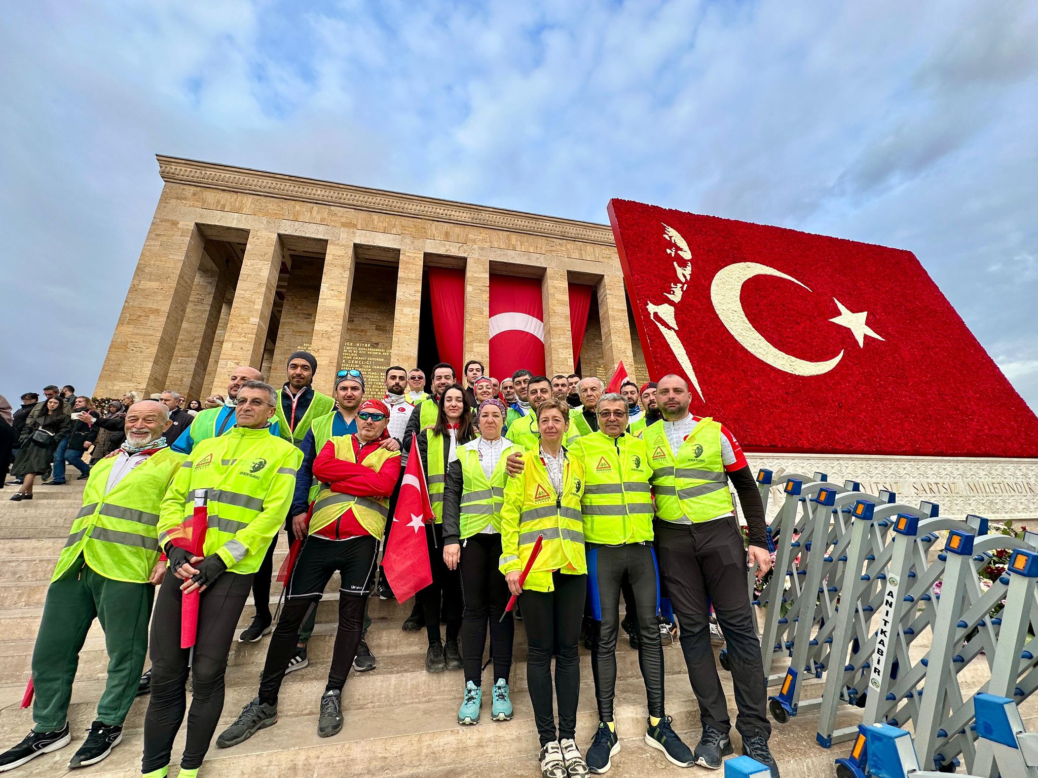 Aydın’da başlayan tur Anıtkabir’de son buldu! Bayrak götürdüler