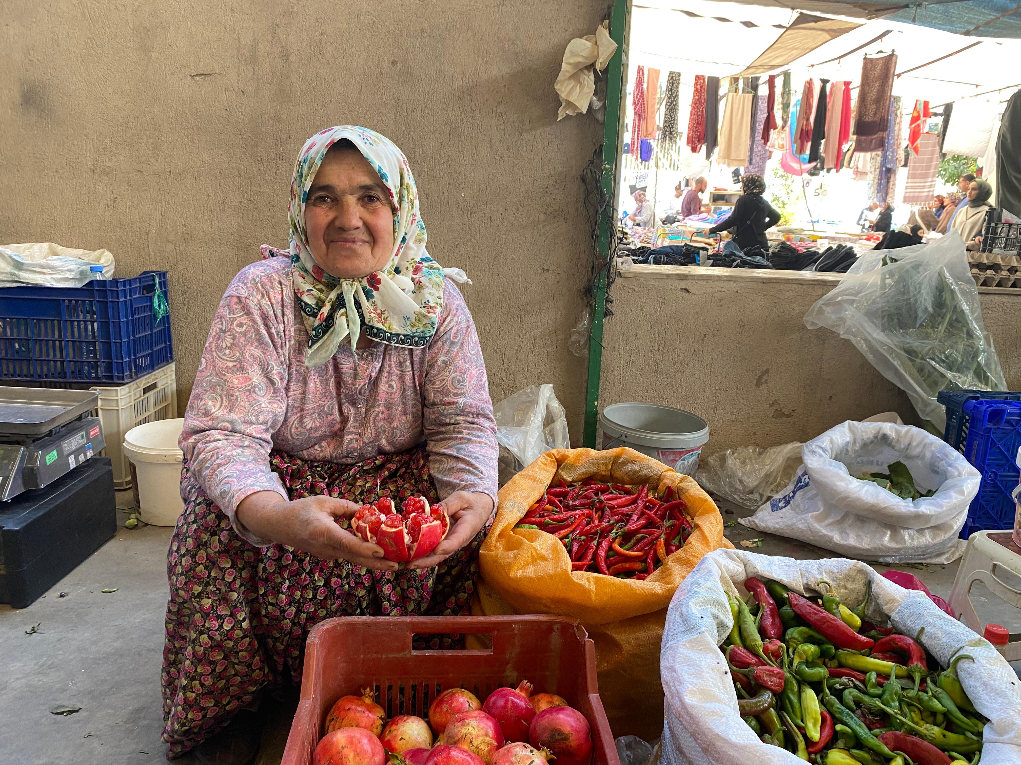 Aydinli Fatma Teyze 45 Yildir Pazarcilik Yapiyor Cocuklarini Pazarcilik Yaparak Buyuttu 516718 27487F676F71B596Ffbe79A74Cc5E4D5