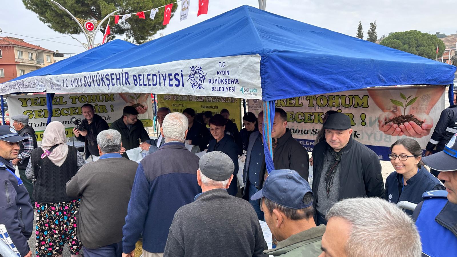 Büyükşehir fide dağıtımını sürdürüyor: Koçarlı’da ilgi yoğun oldu 