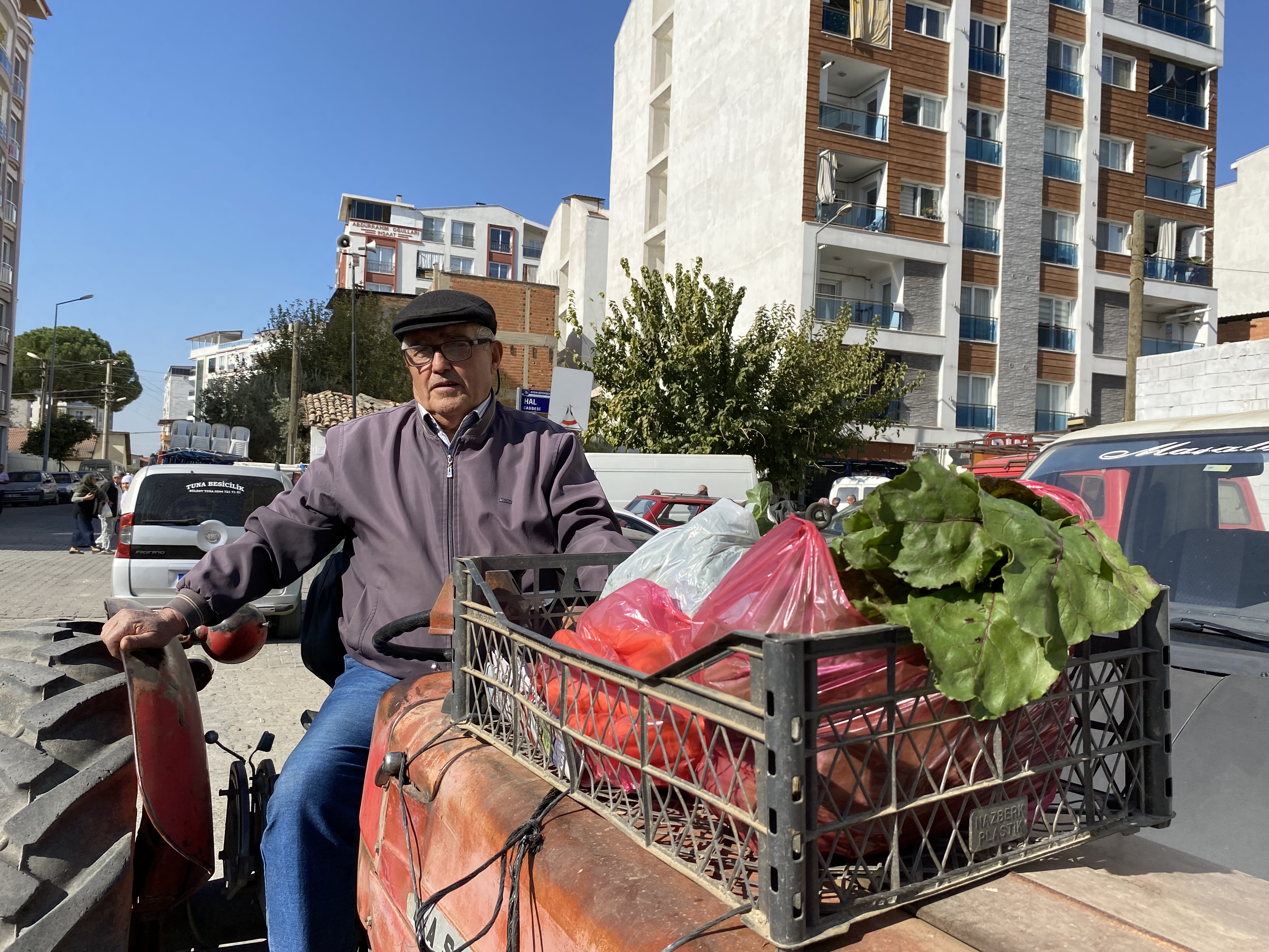 İlk aşkından vazgeçmiyor: 57 yıllık traktörü ona yol arkadaşlığı ediyor 