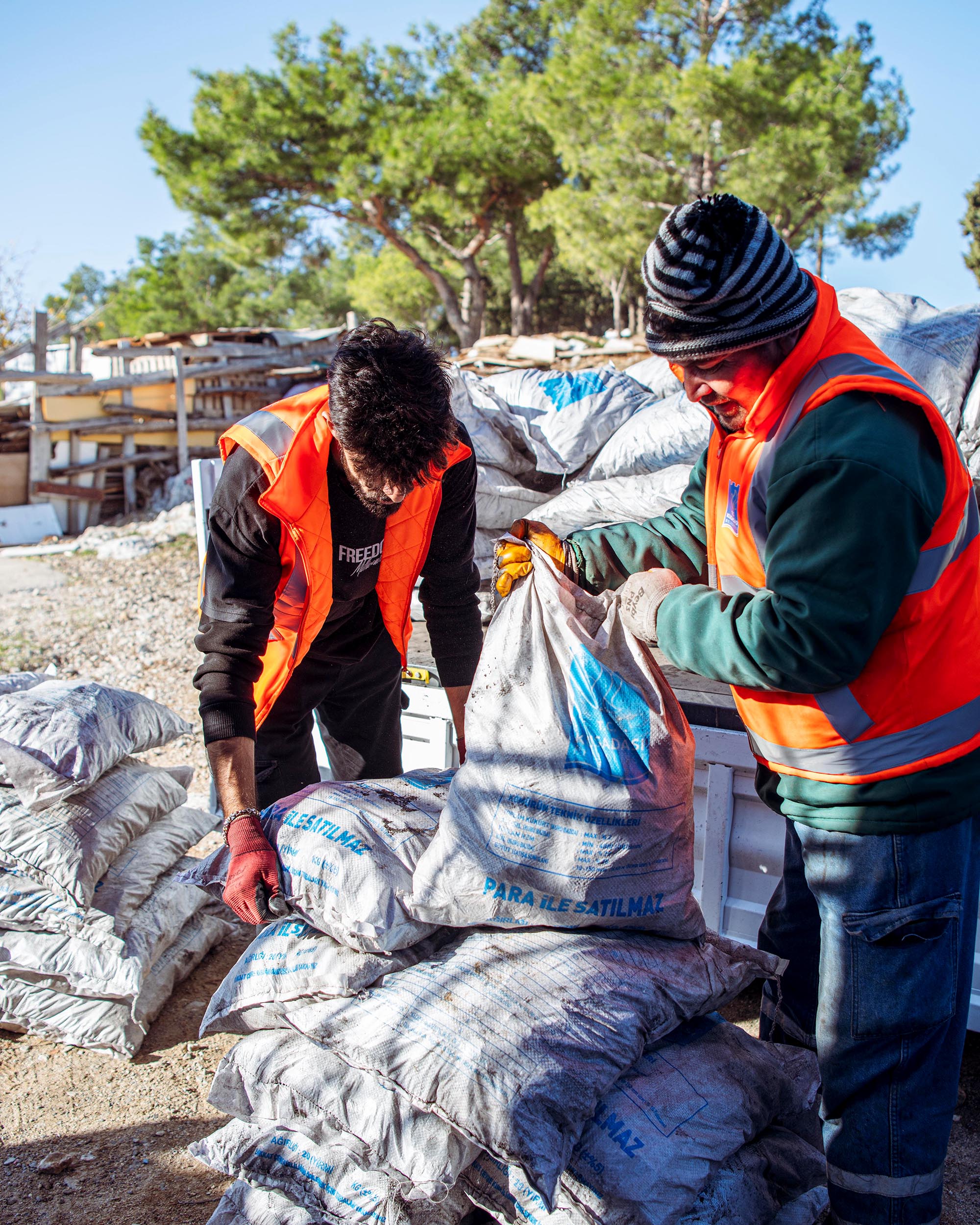 Kusadasi Belediyesinin Yakacak Yardimi Basladi 523511 D5C3E4A0164Ce8383Ef9687496A775C3