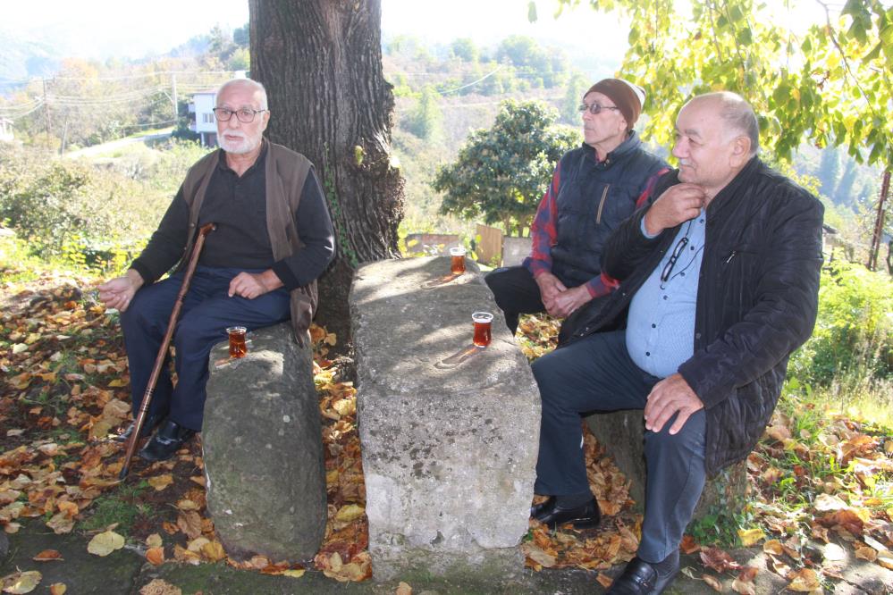 Cami cemaatine büyük şok! Yıllarca üstünde oturdukları taş bakın ne çıktı