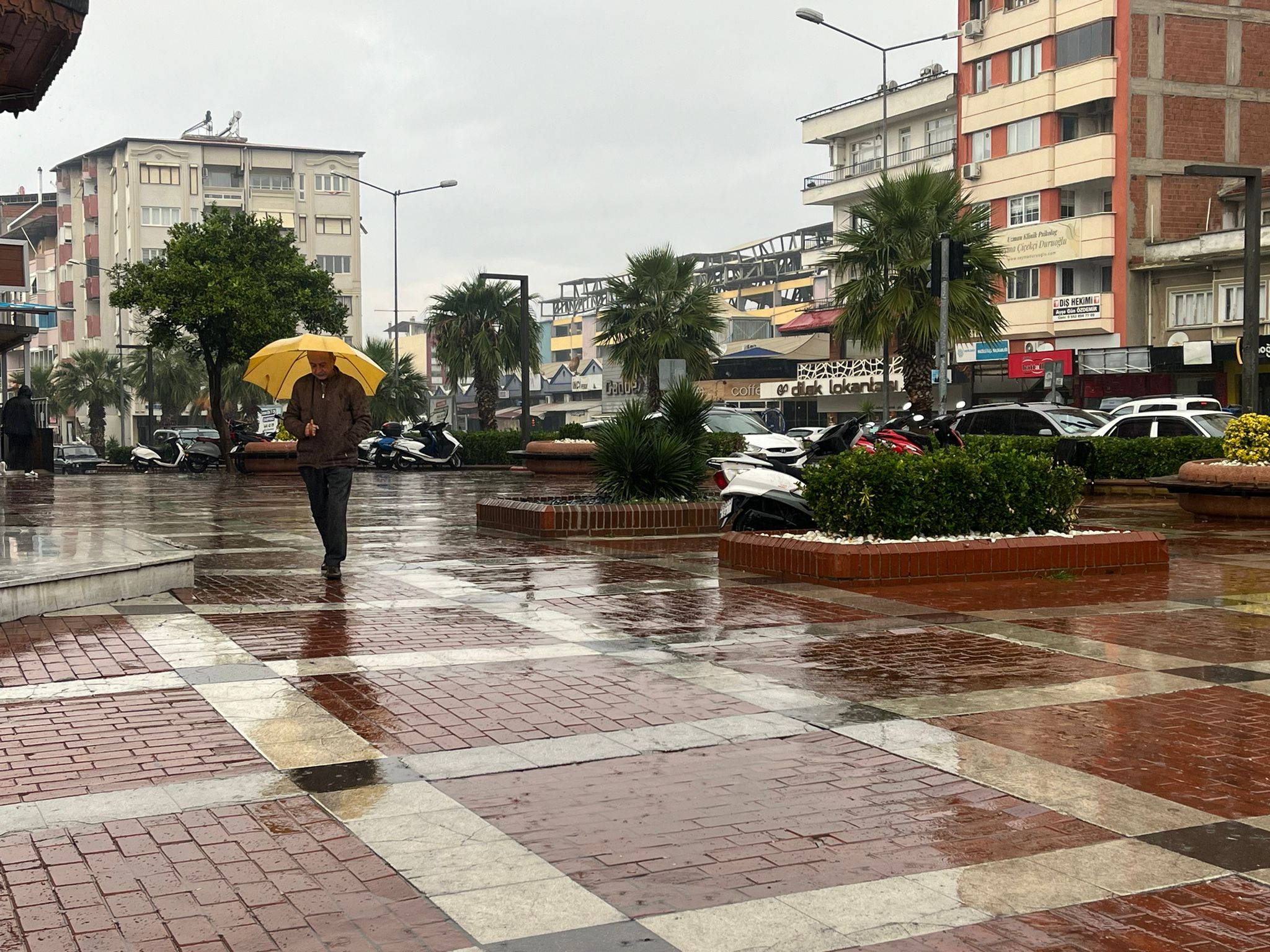 Nazilli güne yağmurla başladı: Beklenen yağış ilçeye ulaştı