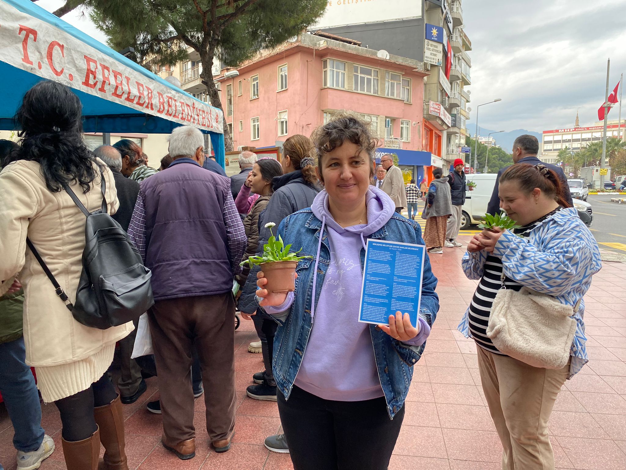 Başkan Yetişkin, Çocuk Hakları gününde fidan dağıttı